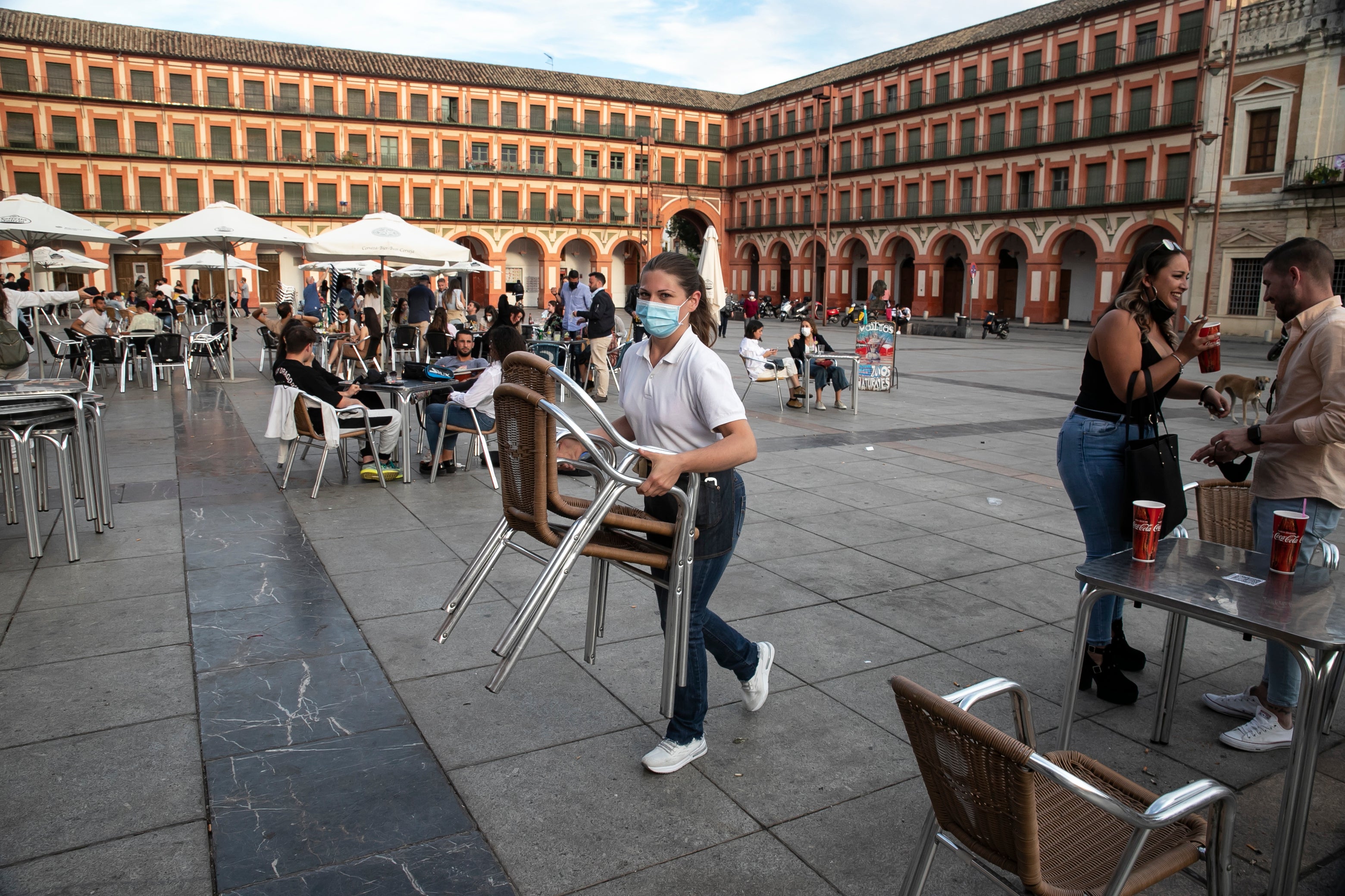 El cierre de los bares a las ocho en Córdoba, en imágenes