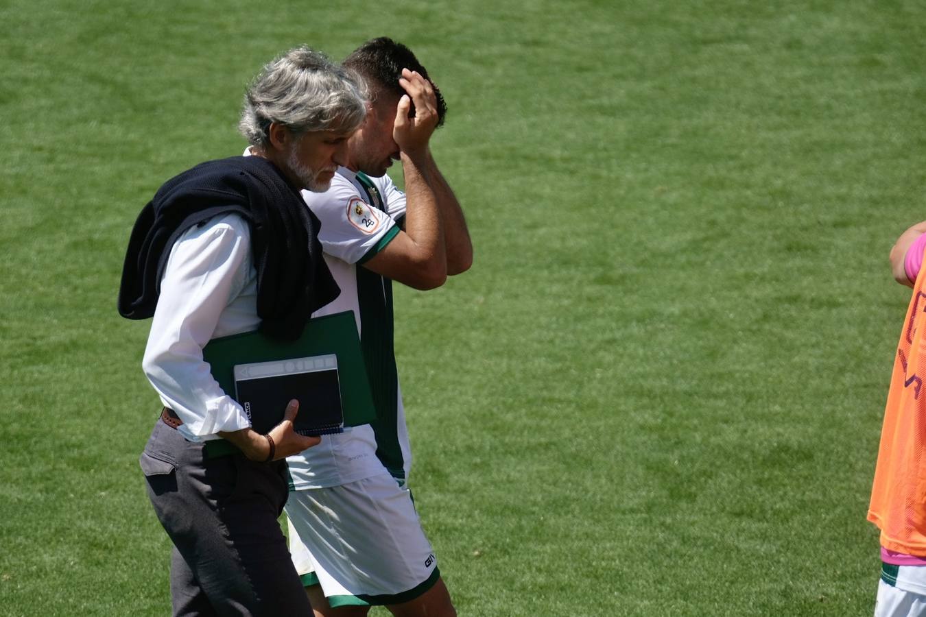 Las lágrimas de algunos jugadores del Córdoba CF tras caer ante el Cádiz B, en imágenes