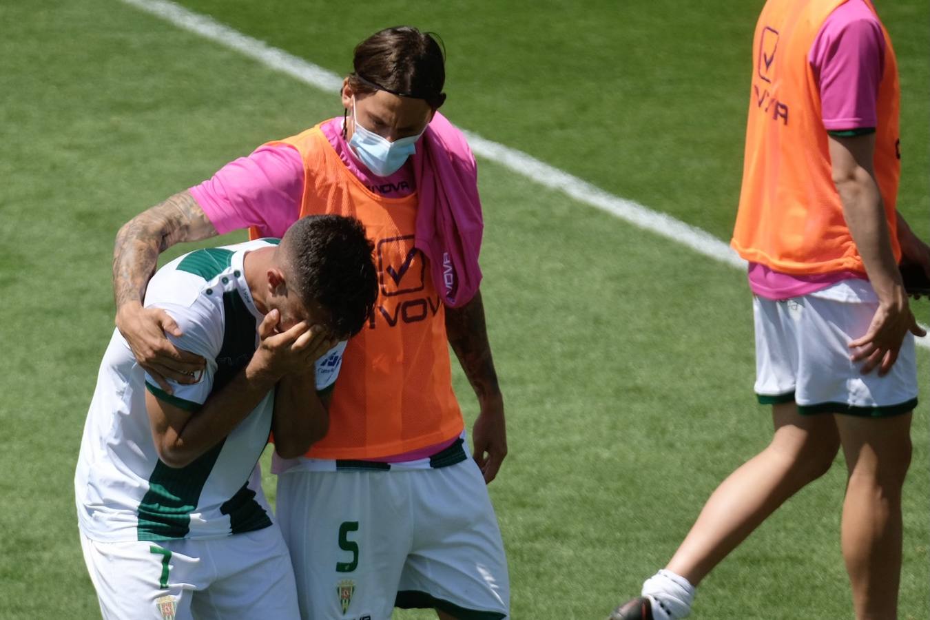 Las lágrimas de algunos jugadores del Córdoba CF tras caer ante el Cádiz B, en imágenes