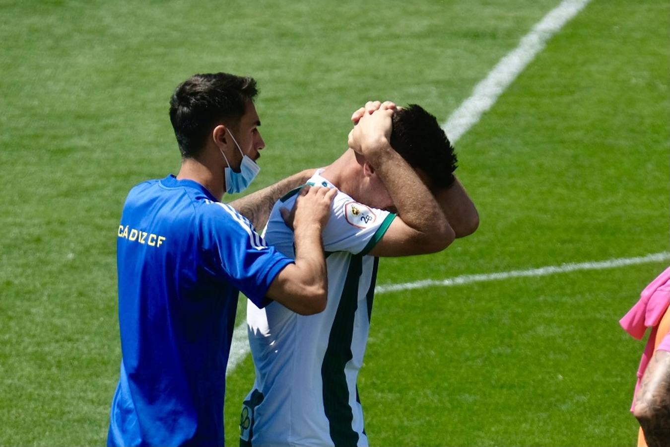 Las lágrimas de algunos jugadores del Córdoba CF tras caer ante el Cádiz B, en imágenes