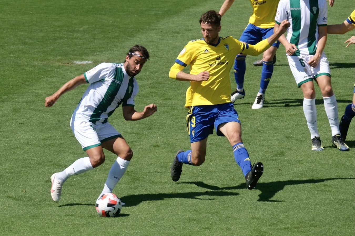 Las lágrimas de algunos jugadores del Córdoba CF tras caer ante el Cádiz B, en imágenes