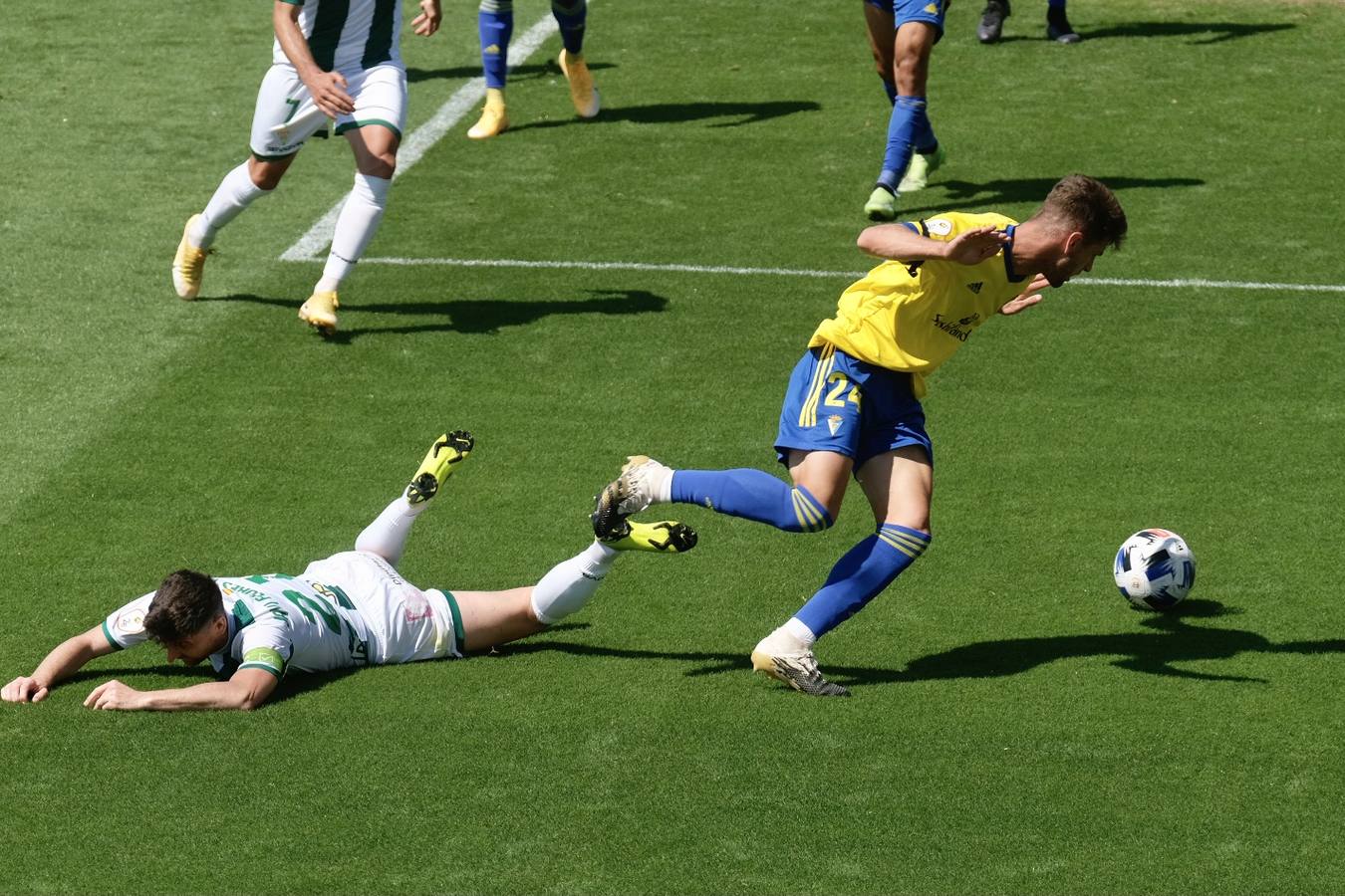 Las lágrimas de algunos jugadores del Córdoba CF tras caer ante el Cádiz B, en imágenes