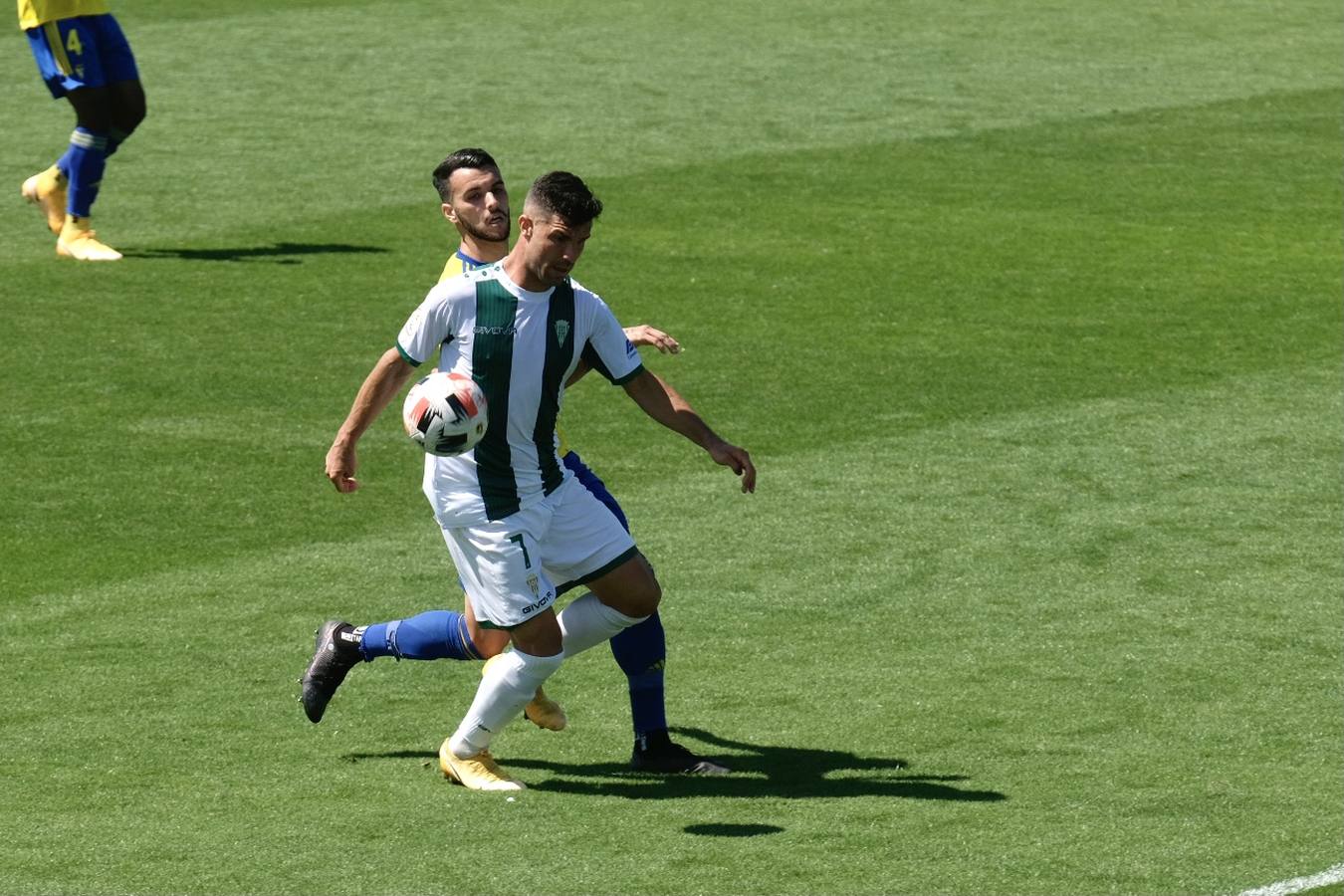 Las lágrimas de algunos jugadores del Córdoba CF tras caer ante el Cádiz B, en imágenes