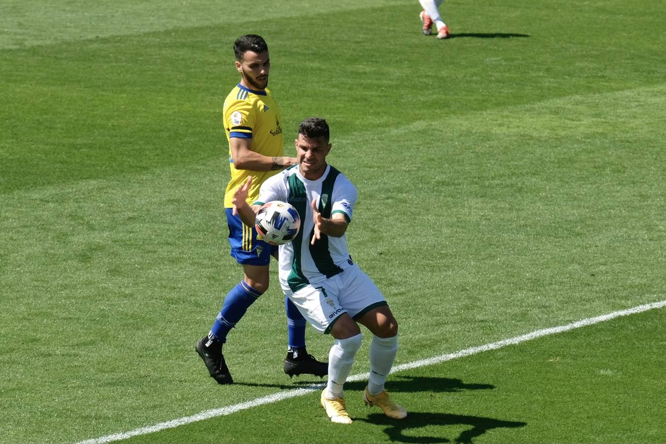 Las lágrimas de algunos jugadores del Córdoba CF tras caer ante el Cádiz B, en imágenes