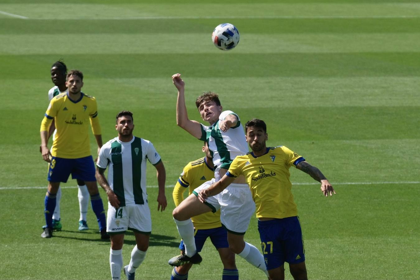 Las lágrimas de algunos jugadores del Córdoba CF tras caer ante el Cádiz B, en imágenes