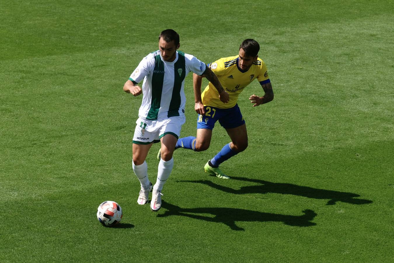 Las lágrimas de algunos jugadores del Córdoba CF tras caer ante el Cádiz B, en imágenes