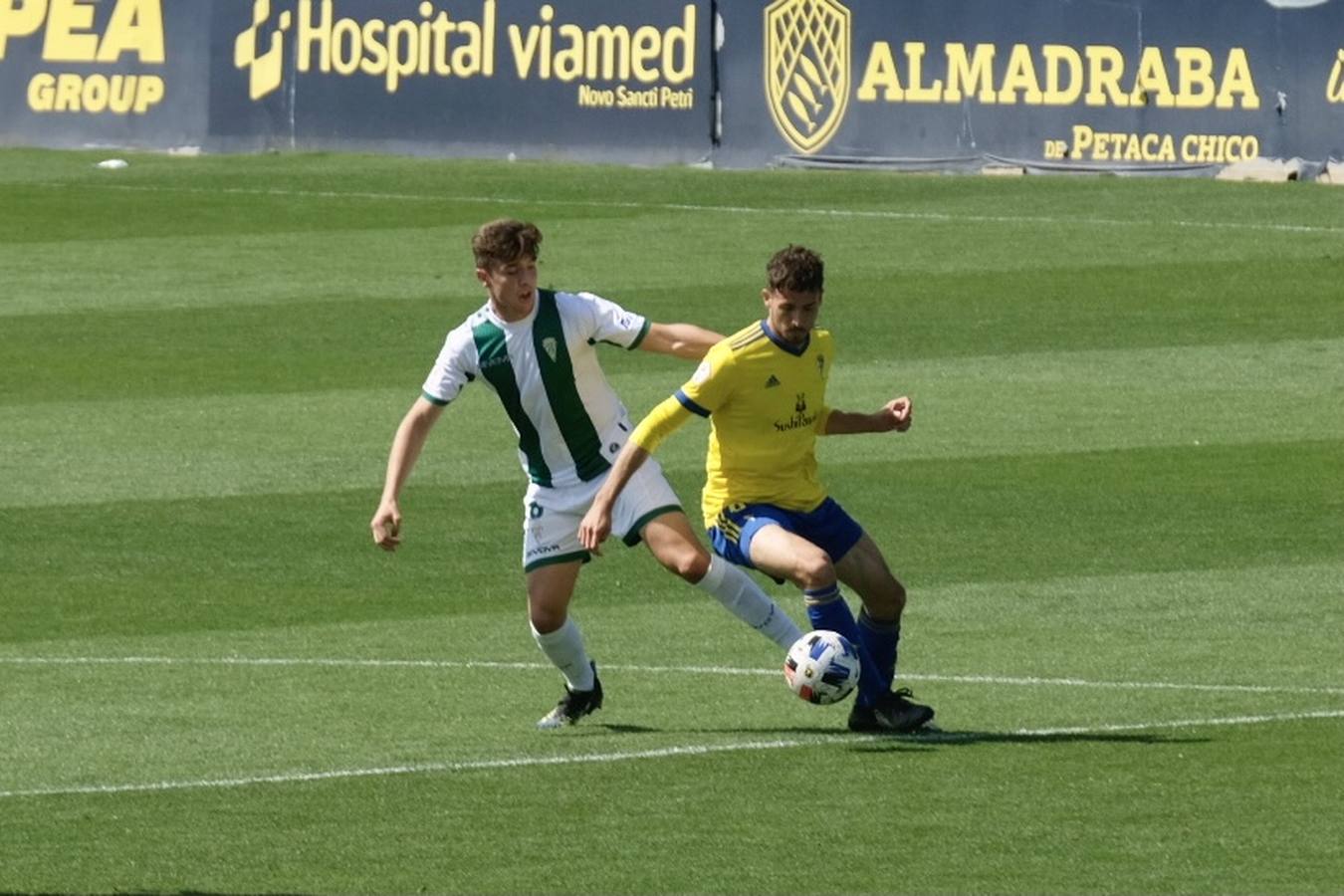 Las lágrimas de algunos jugadores del Córdoba CF tras caer ante el Cádiz B, en imágenes