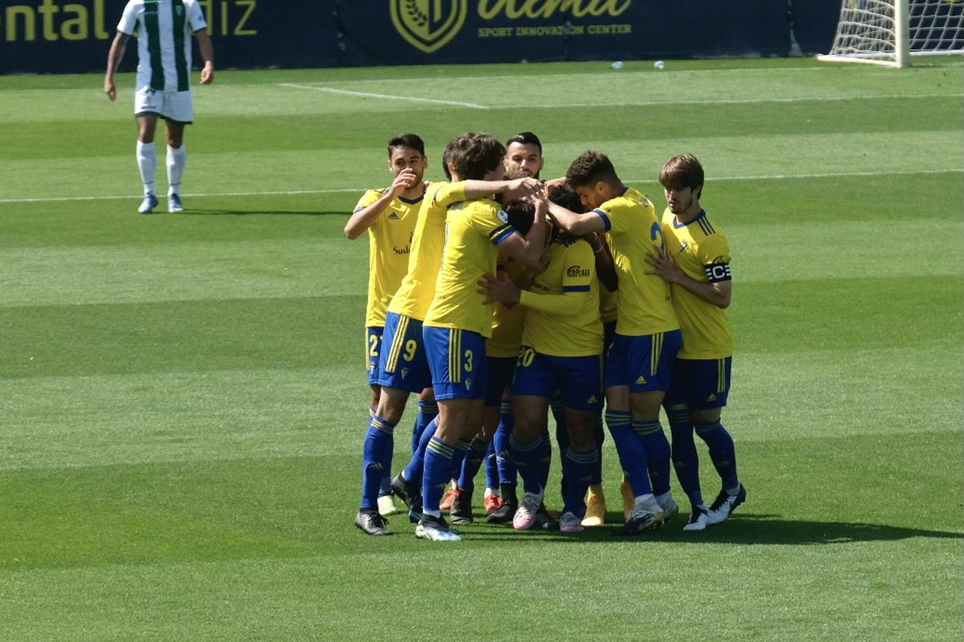 Las lágrimas de algunos jugadores del Córdoba CF tras caer ante el Cádiz B, en imágenes