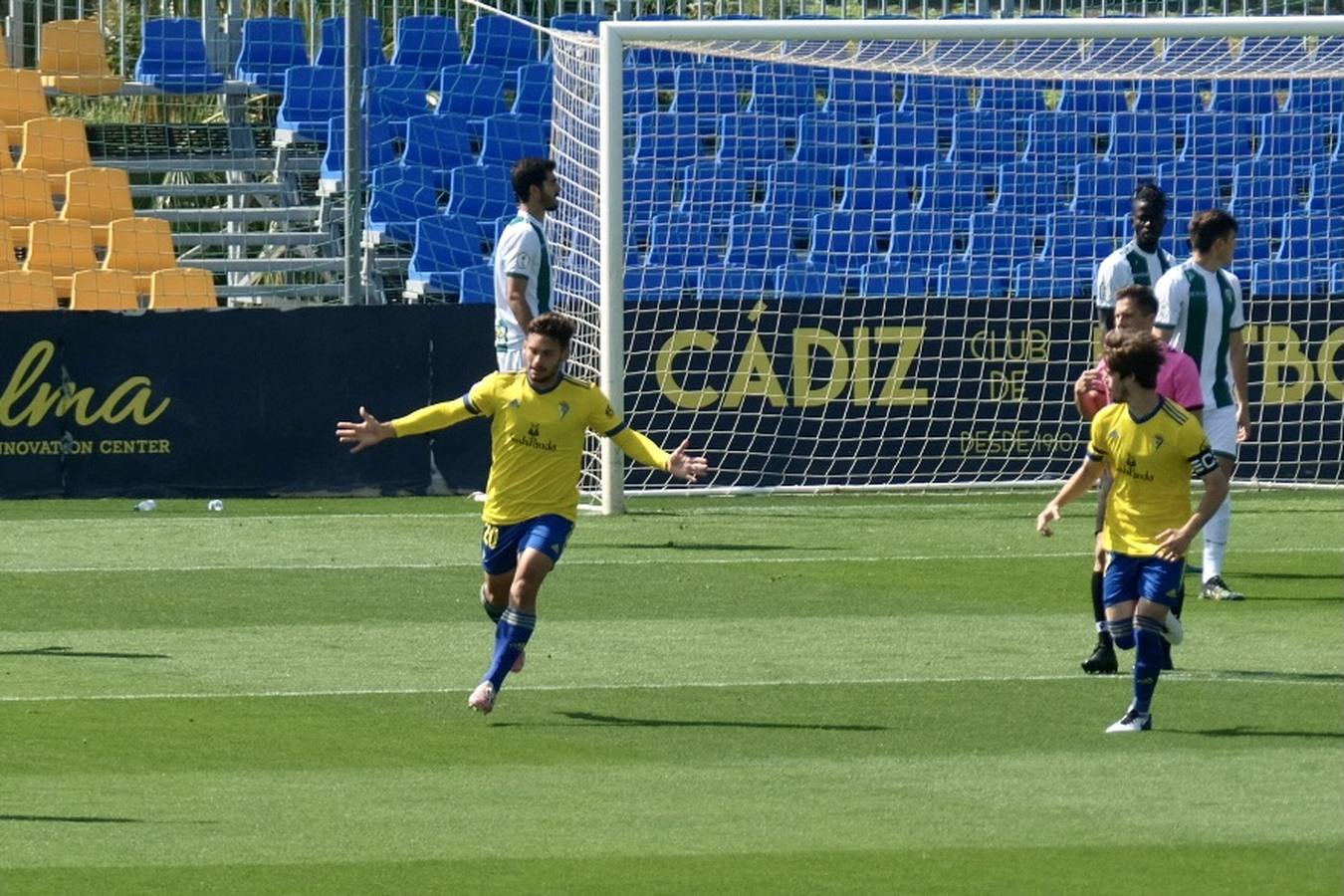 Las lágrimas de algunos jugadores del Córdoba CF tras caer ante el Cádiz B, en imágenes