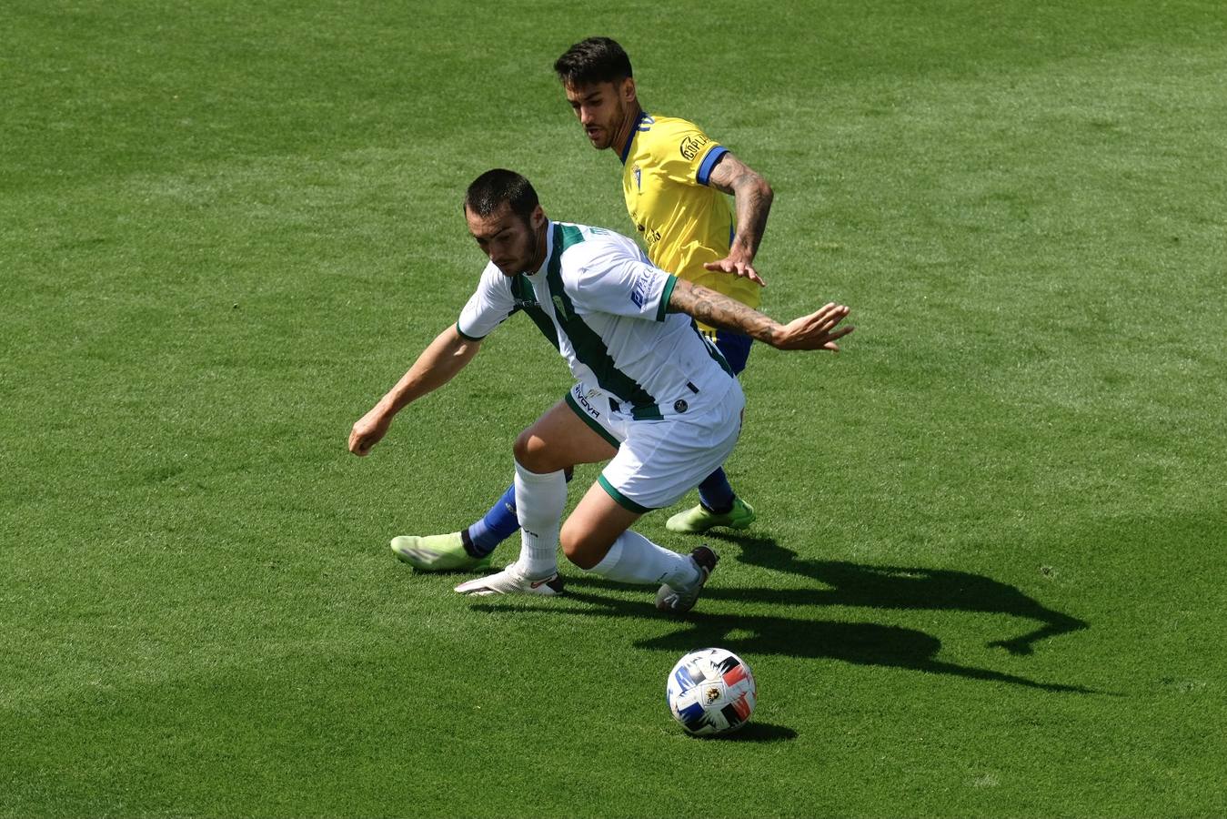 Las lágrimas de algunos jugadores del Córdoba CF tras caer ante el Cádiz B, en imágenes