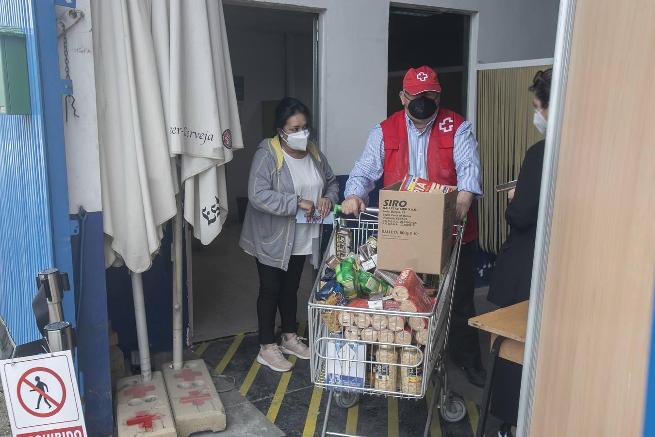 El reparto de alimentos de Cruz Roja de Córdoba, en imágenes