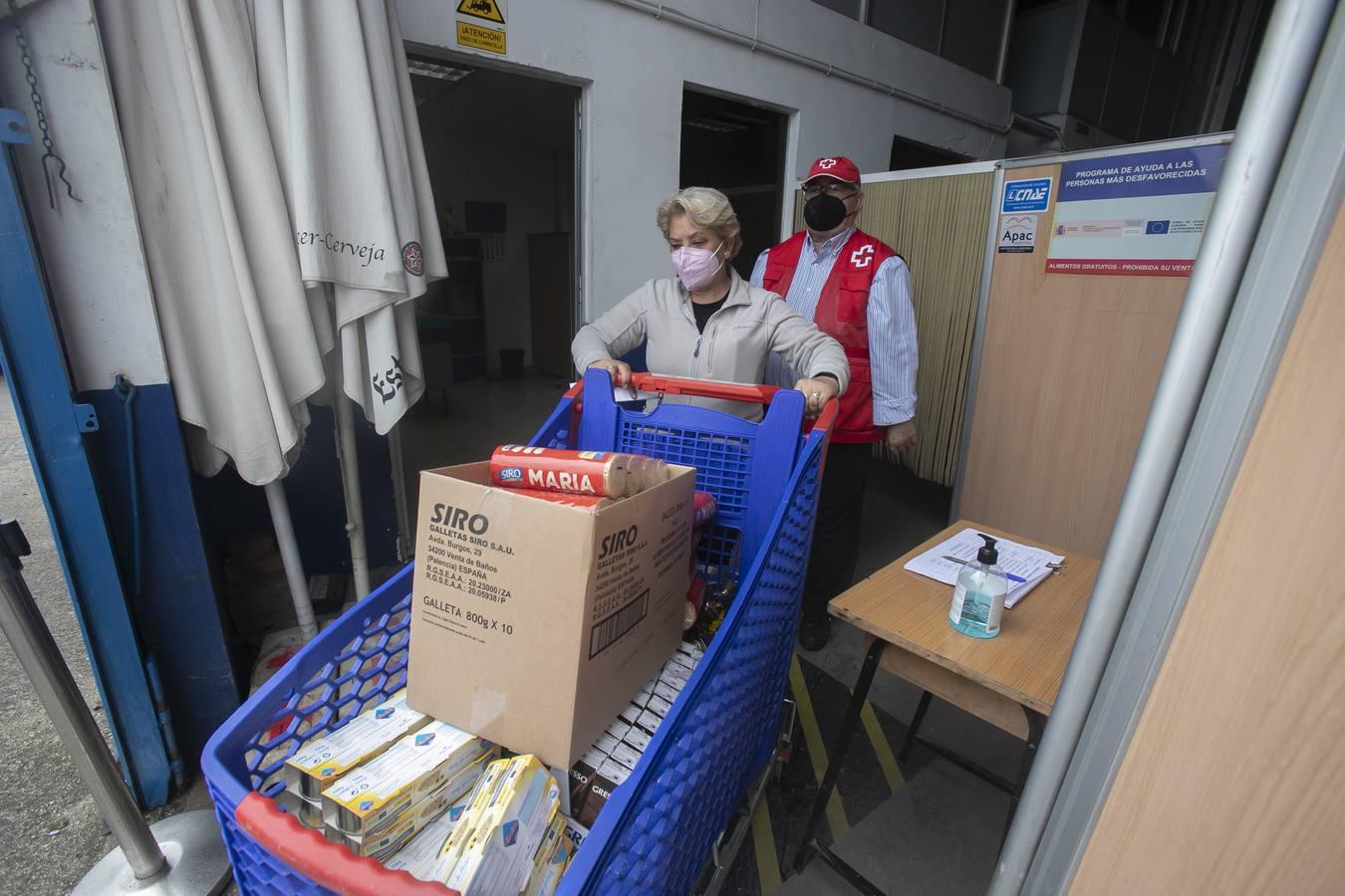 El reparto de alimentos de Cruz Roja de Córdoba, en imágenes