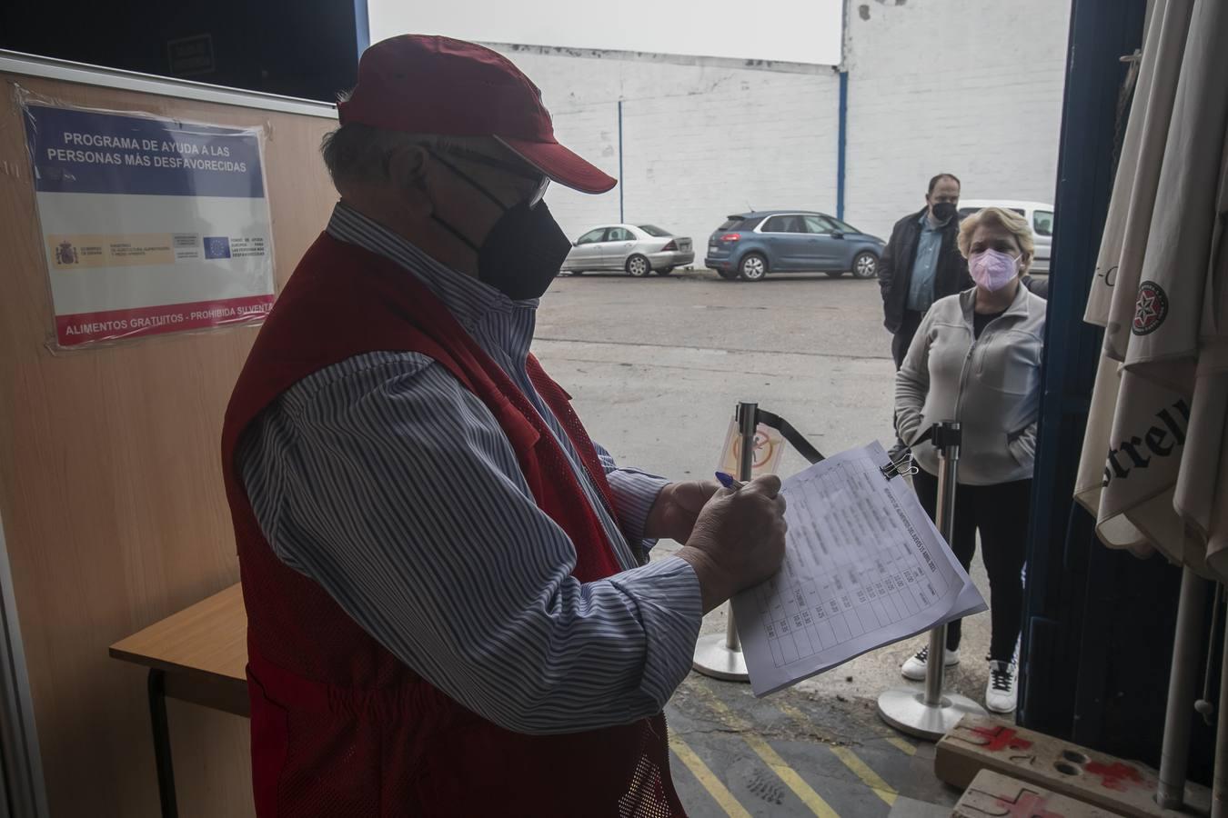 El reparto de alimentos de Cruz Roja de Córdoba, en imágenes