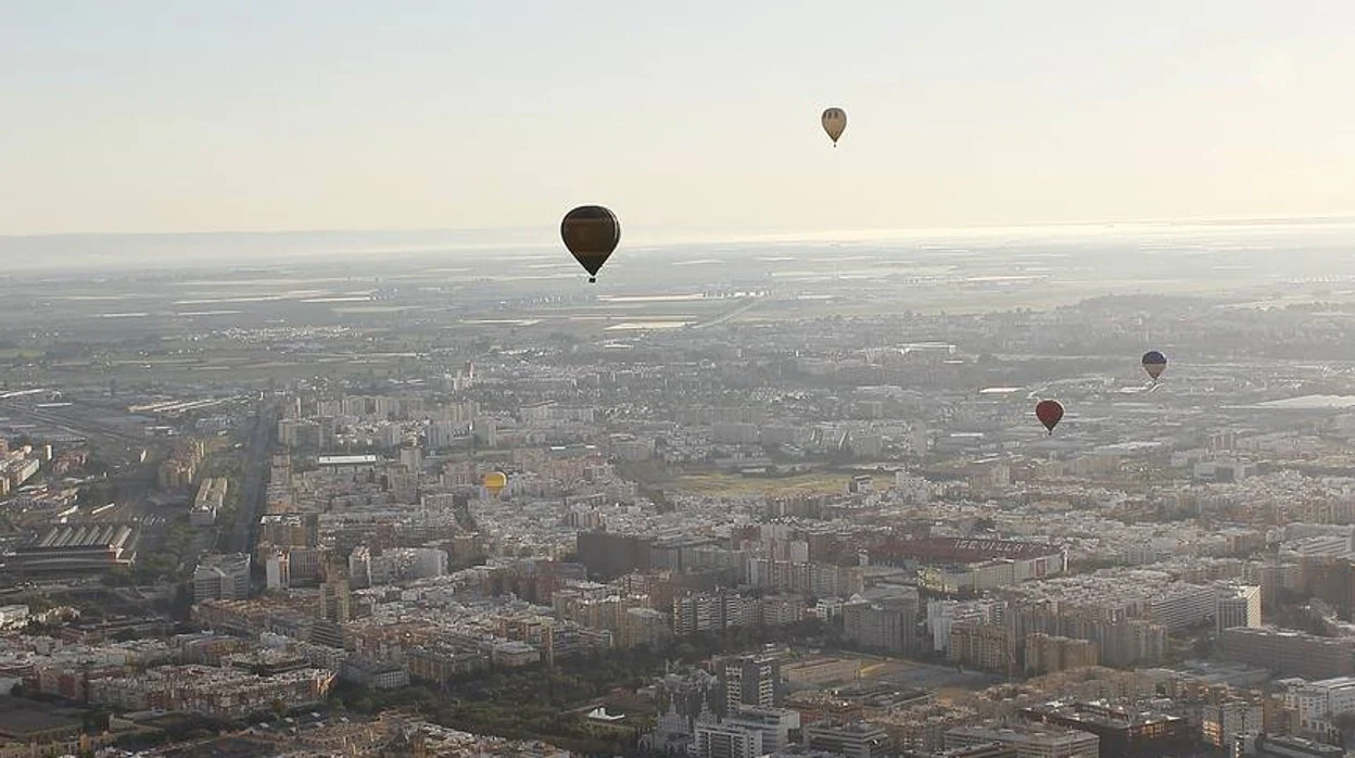 Globos aerostáticos sobrevuelan Sevilla simulando parejas de baile con motivo de la Feria de Abril