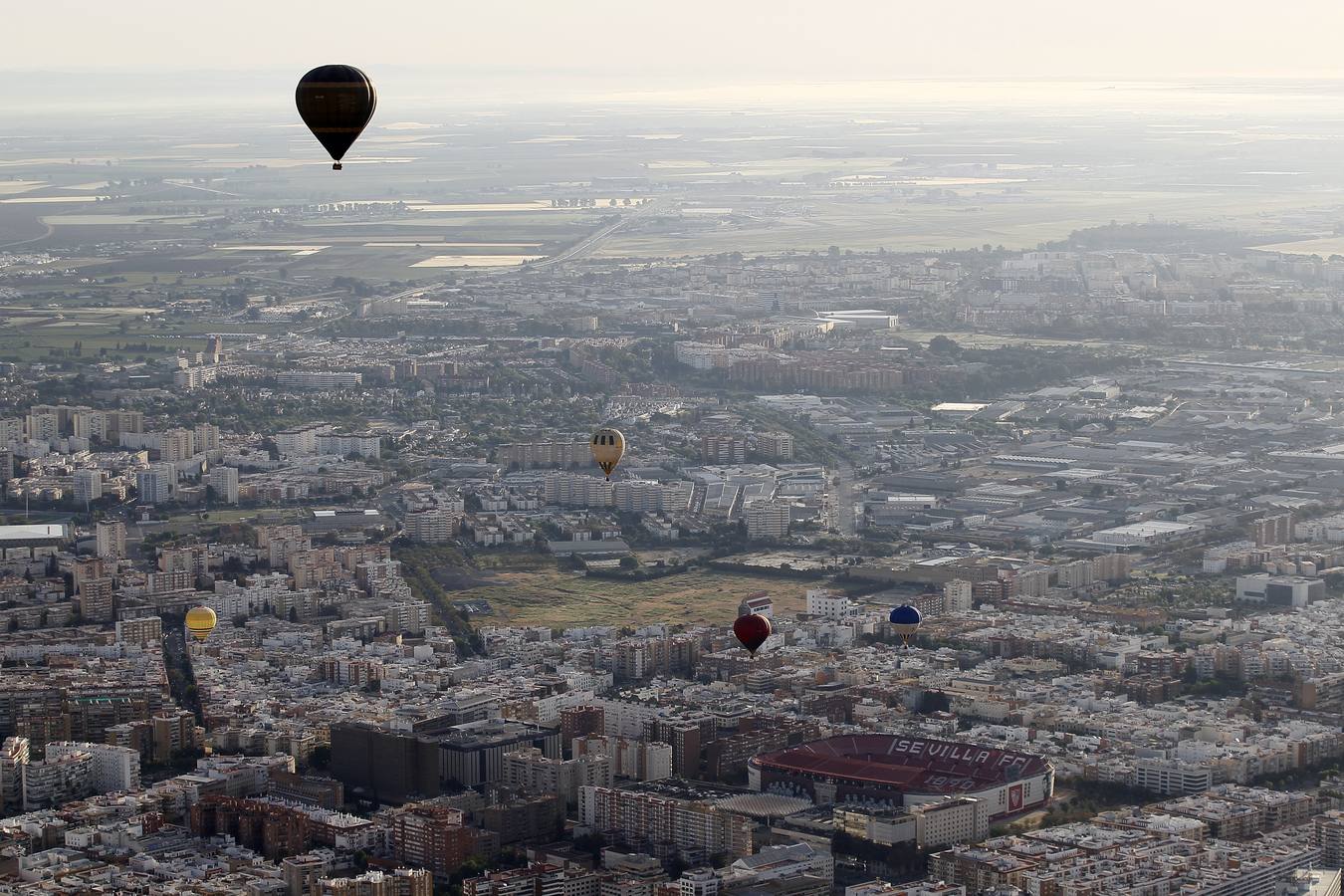 Globos aerostáticos sobrevolando Sevilla