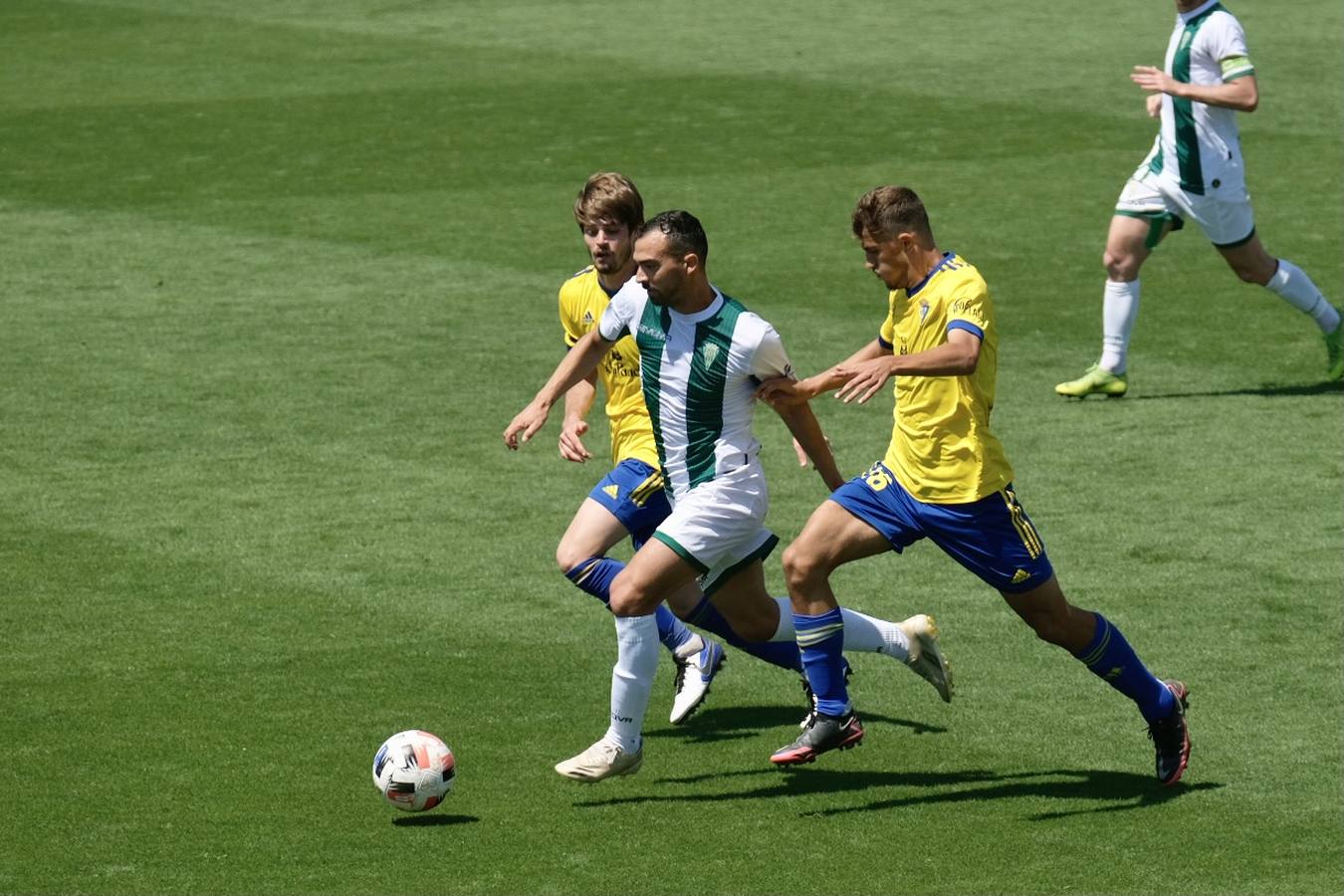 Las lágrimas de algunos jugadores del Córdoba CF tras caer ante el Cádiz B, en imágenes