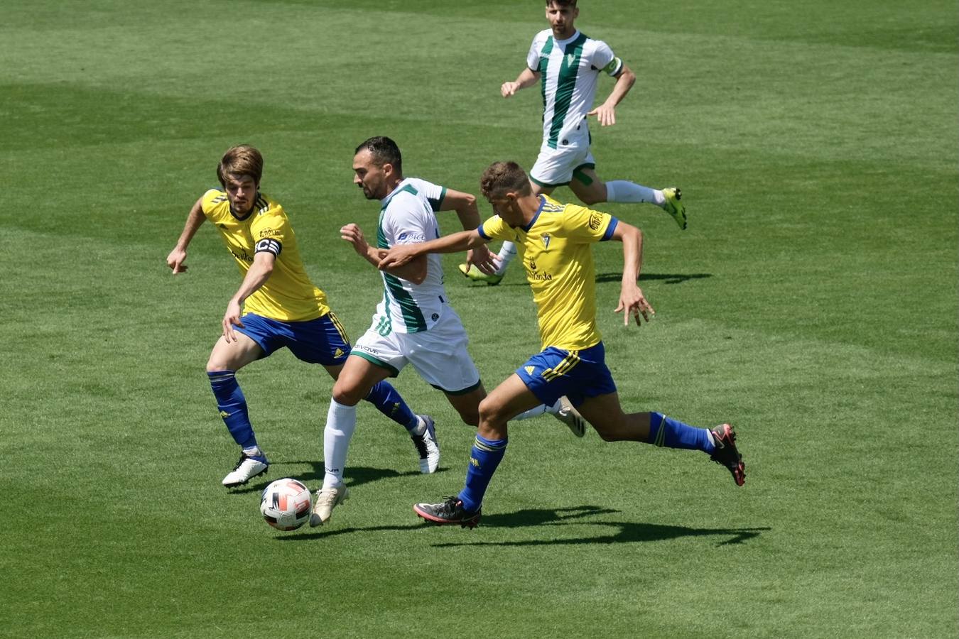 Las lágrimas de algunos jugadores del Córdoba CF tras caer ante el Cádiz B, en imágenes