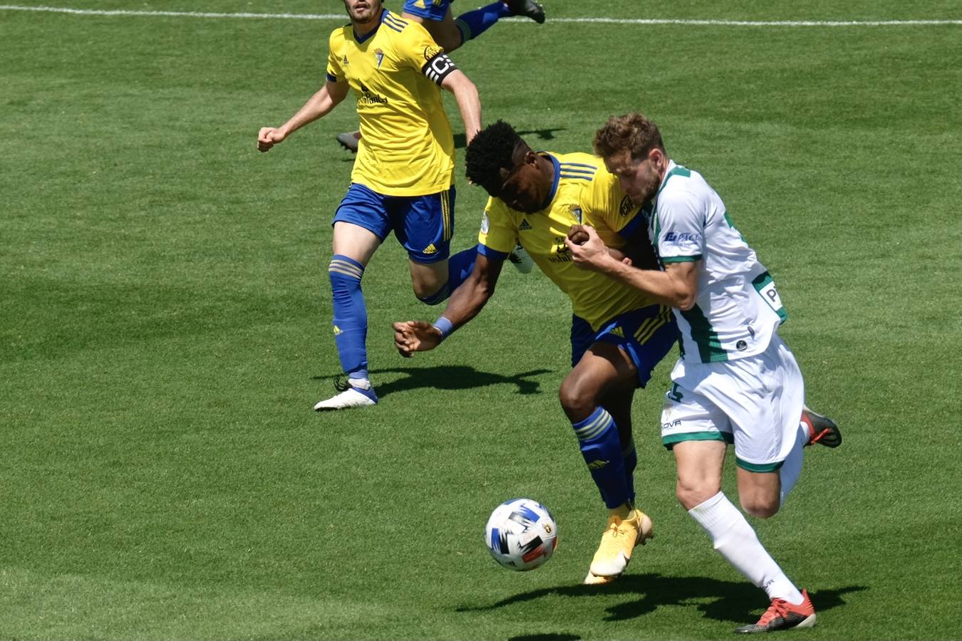 Las lágrimas de algunos jugadores del Córdoba CF tras caer ante el Cádiz B, en imágenes