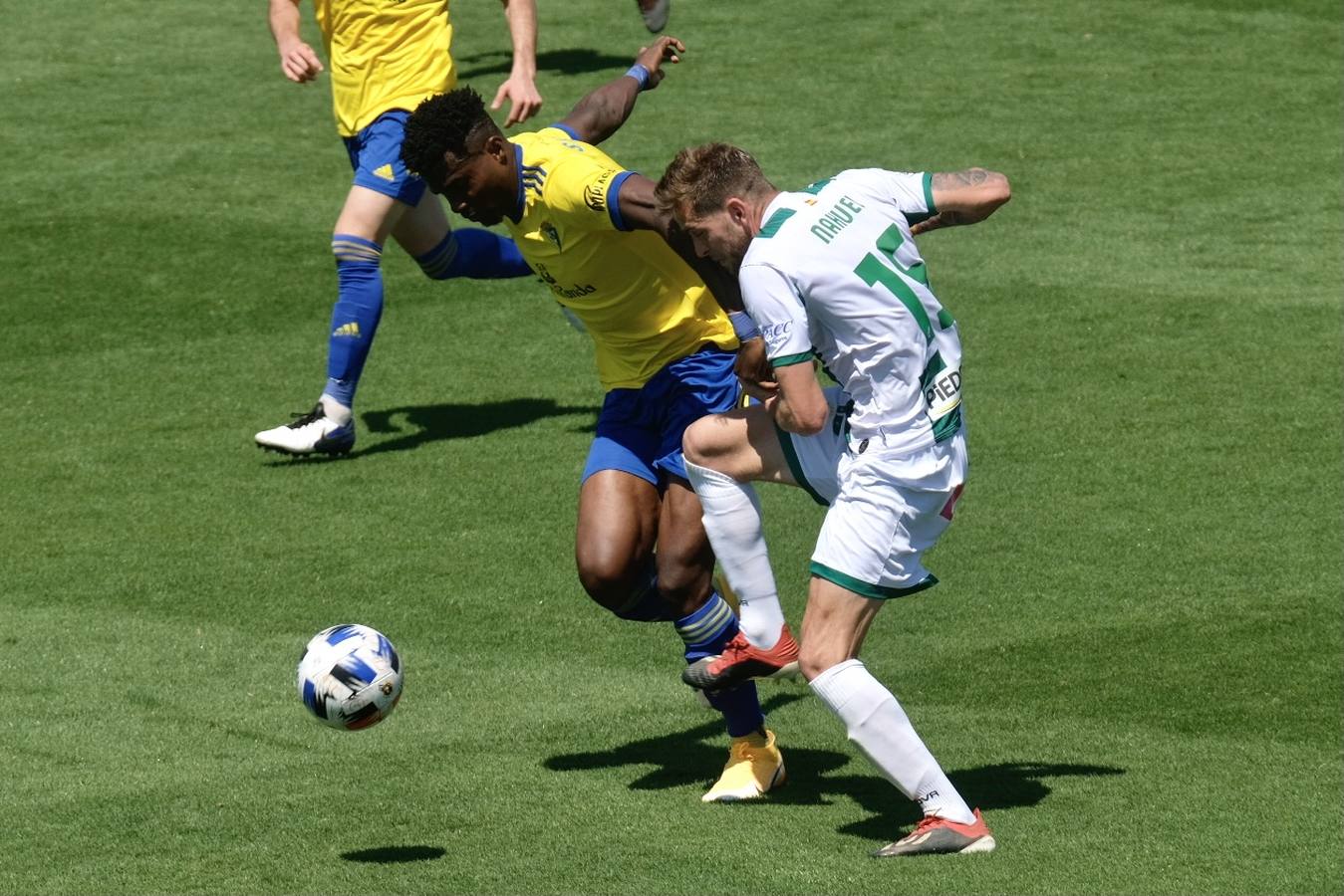 Las lágrimas de algunos jugadores del Córdoba CF tras caer ante el Cádiz B, en imágenes