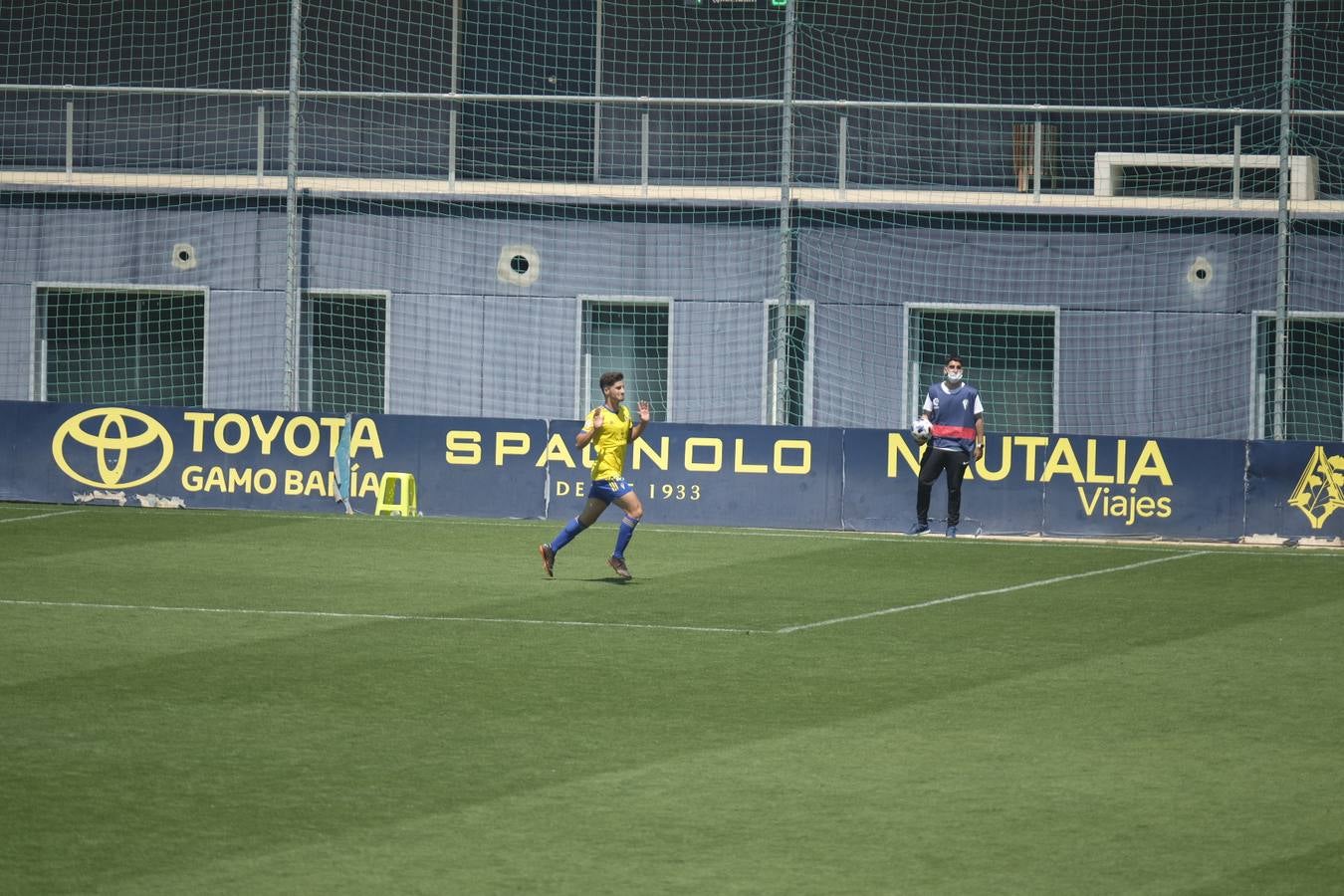 Las lágrimas de algunos jugadores del Córdoba CF tras caer ante el Cádiz B, en imágenes