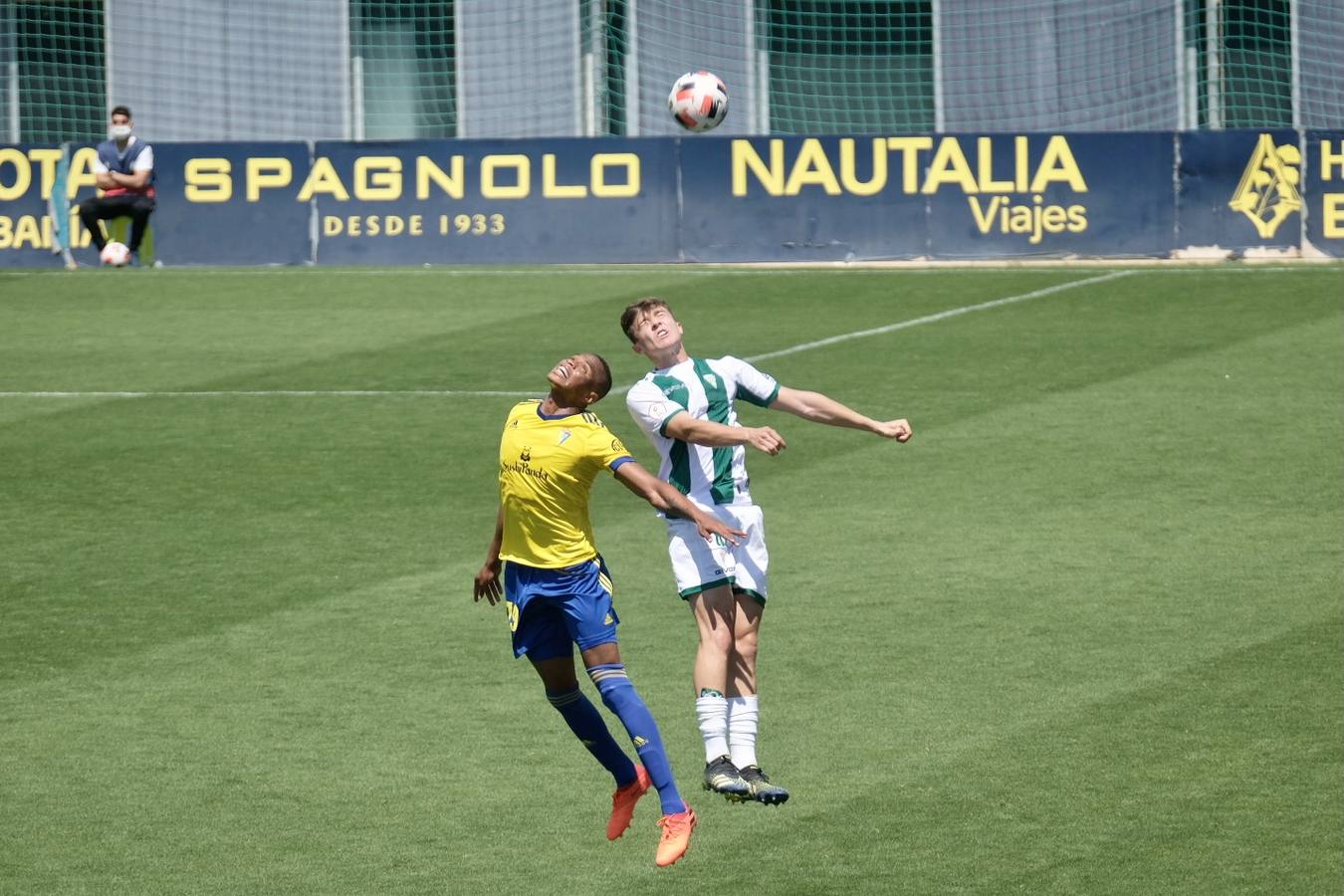 Las lágrimas de algunos jugadores del Córdoba CF tras caer ante el Cádiz B, en imágenes