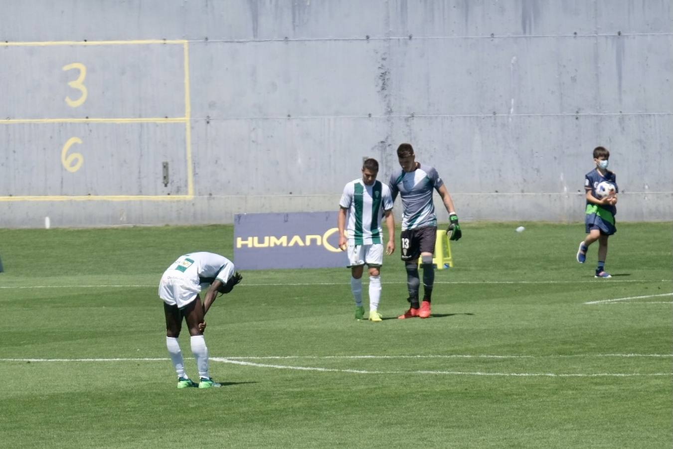 Las lágrimas de algunos jugadores del Córdoba CF tras caer ante el Cádiz B, en imágenes