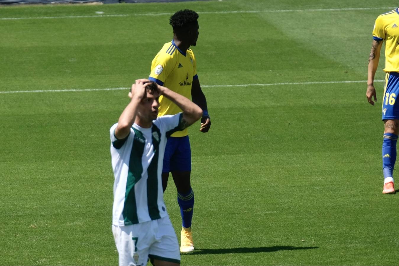 Las lágrimas de algunos jugadores del Córdoba CF tras caer ante el Cádiz B, en imágenes