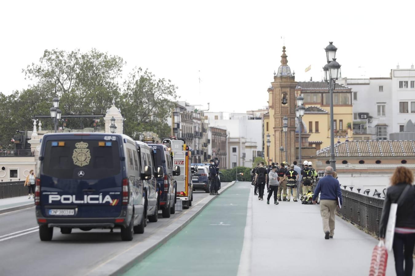 En fotos, la pancarta de Greenpeace en el puente de Triana, un BIC protegido