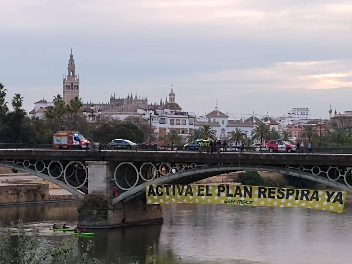 En fotos, la pancarta de Greenpeace en el puente de Triana, un BIC protegido