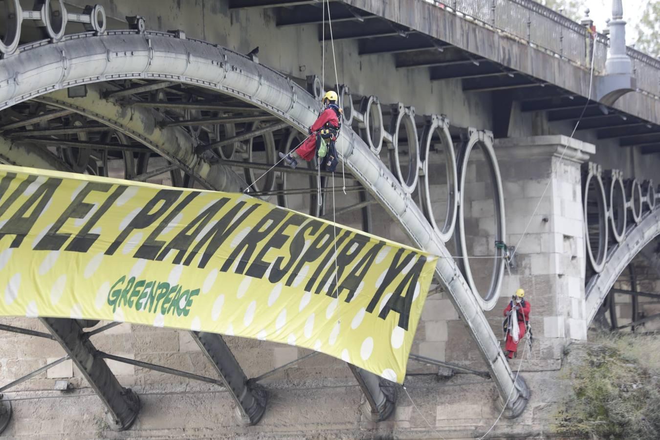 En fotos, la pancarta de Greenpeace en el puente de Triana, un BIC protegido