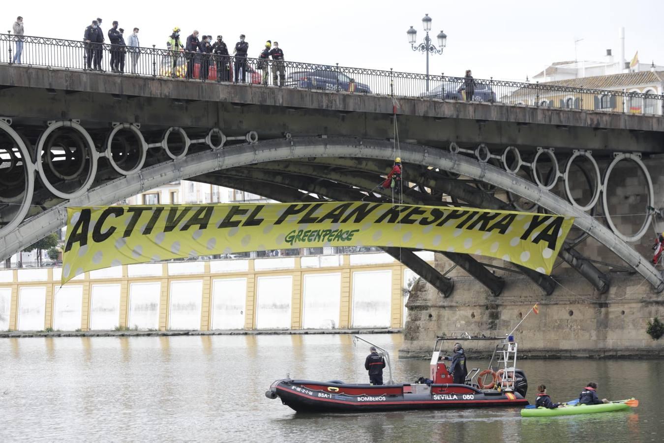 En fotos, la pancarta de Greenpeace en el puente de Triana, un BIC protegido