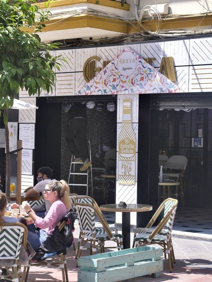 Ambiente en el barrio de Los Remedios marcado por la no celebración de la Feria de Abril