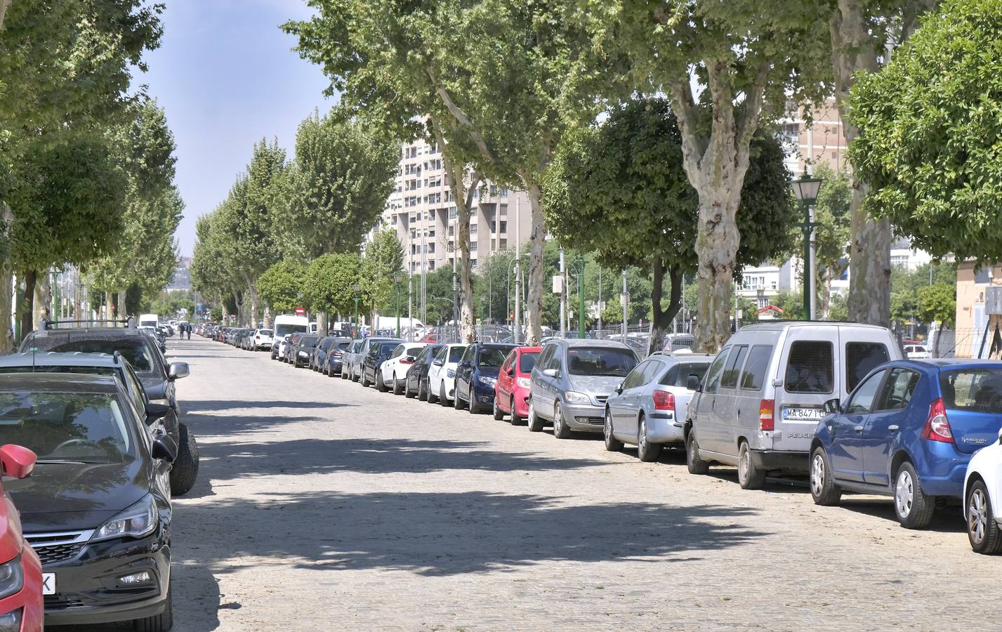 Ambiente en el barrio de Los Remedios marcado por la no celebración de la Feria de Abril