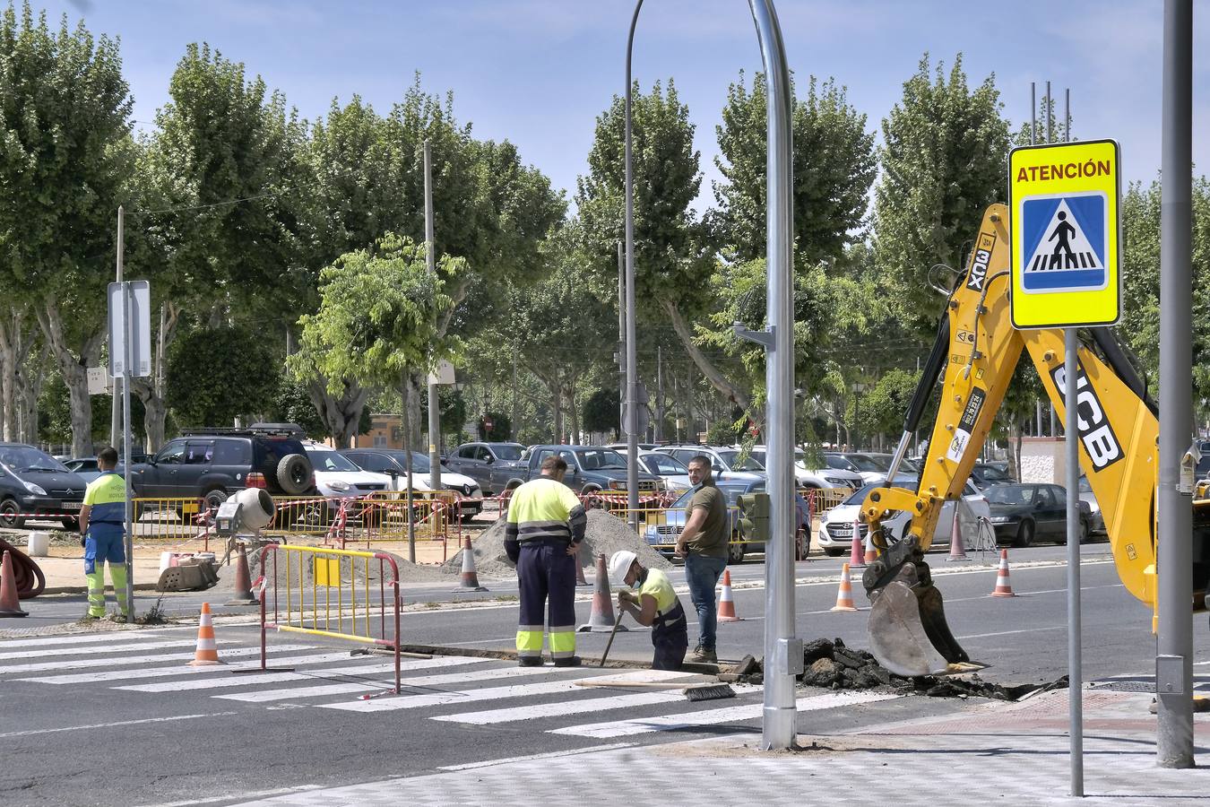 Ambiente en el barrio de Los Remedios marcado por la no celebración de la Feria de Abril