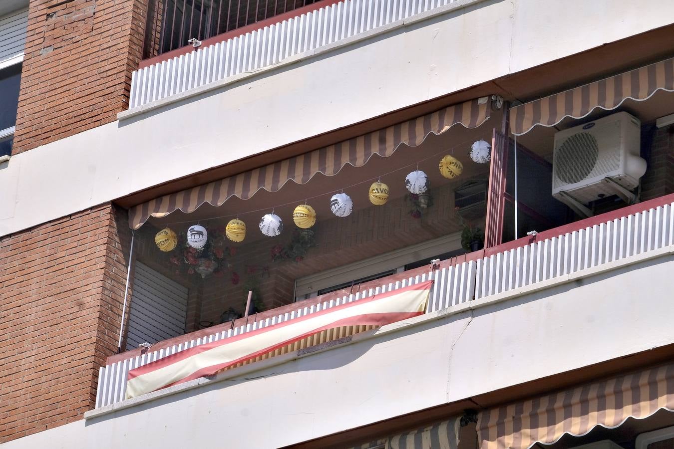 Ambiente en el barrio de Los Remedios marcado por la no celebración de la Feria de Abril