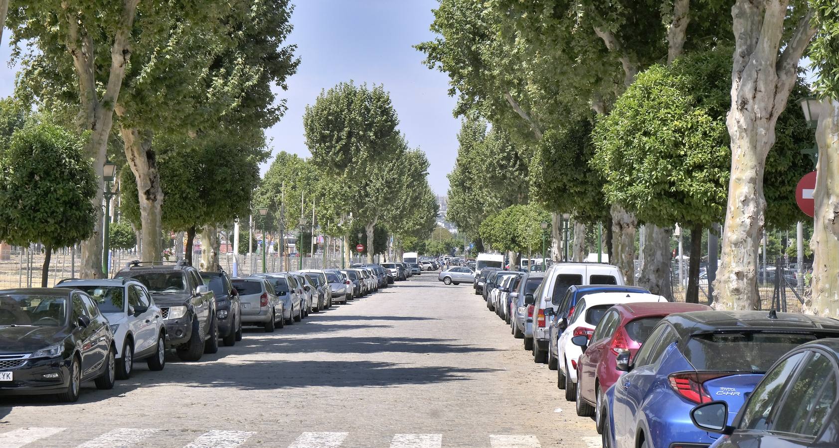 Ambiente en el barrio de Los Remedios marcado por la no celebración de la Feria de Abril