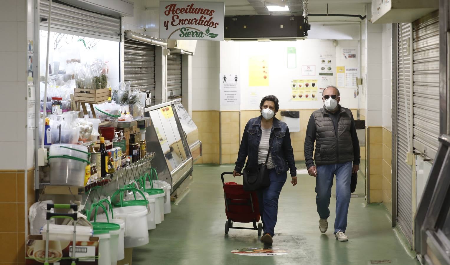 Una mañana en imágenes por los mercados municipales de Córdoba