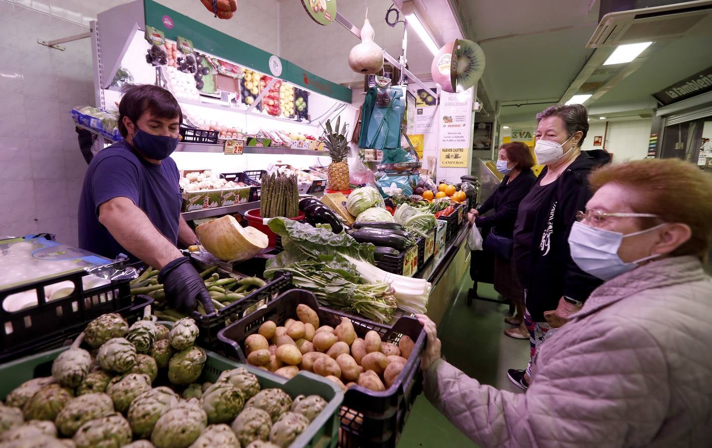 Una mañana en imágenes por los mercados municipales de Córdoba