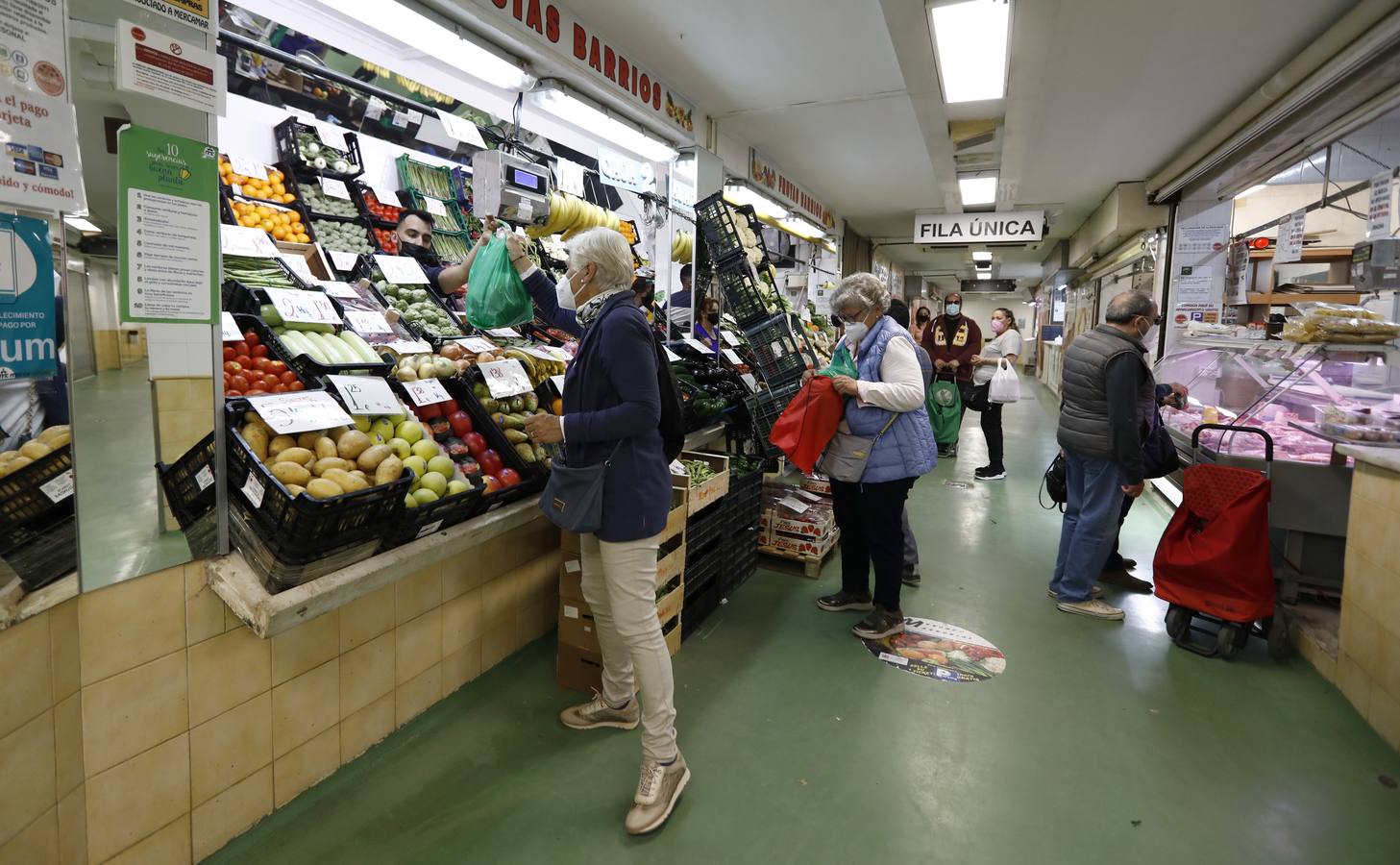 Una mañana en imágenes por los mercados municipales de Córdoba