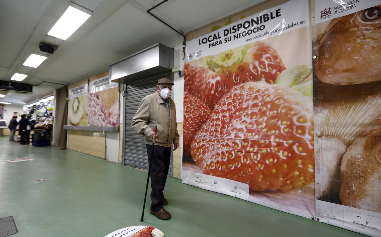 Una mañana en imágenes por los mercados municipales de Córdoba