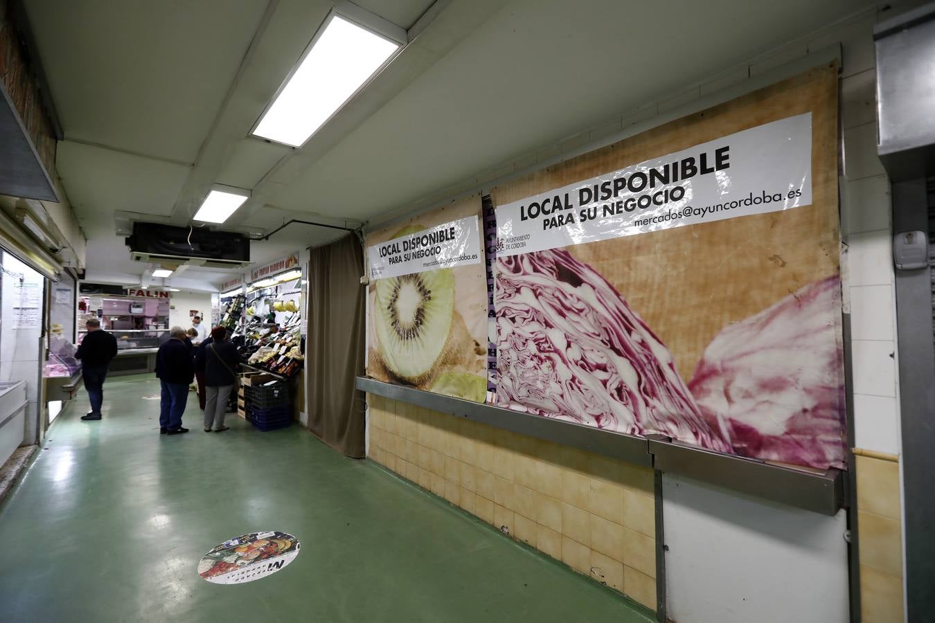 Una mañana en imágenes por los mercados municipales de Córdoba