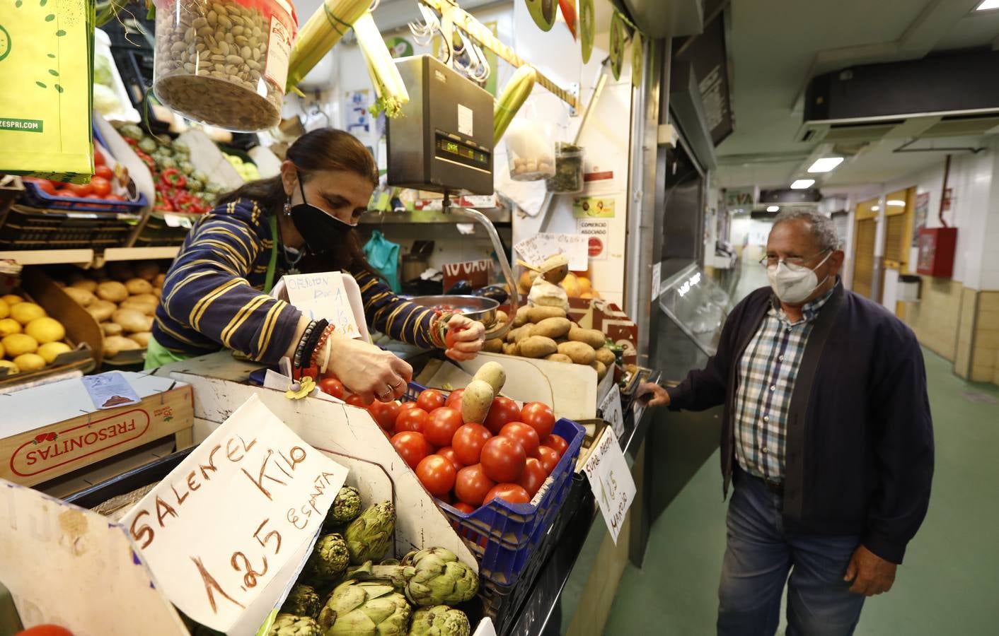 Una mañana en imágenes por los mercados municipales de Córdoba