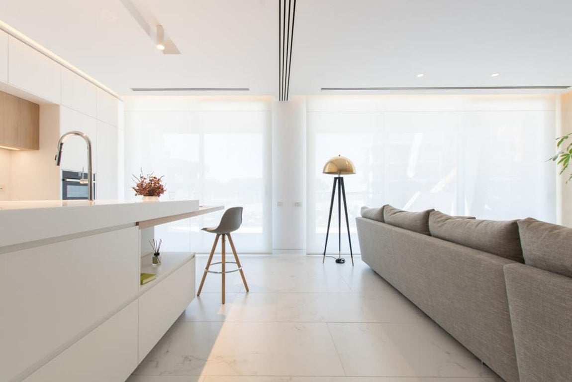 El ático de lujo de Iker Casillas en La Finca. El salón está orientado al sur y, además, de comunicar con la terraza con piscina, ofrece vistas al campo de golf de la urbanización.