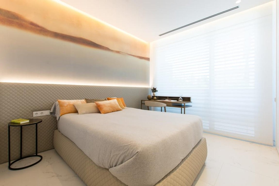 El ático de lujo de Iker Casillas en La Finca. En cuanto a los dormitorios, posee 3 de gran tamaño con cama king size y armarios con gran capacidad de almacenaje.