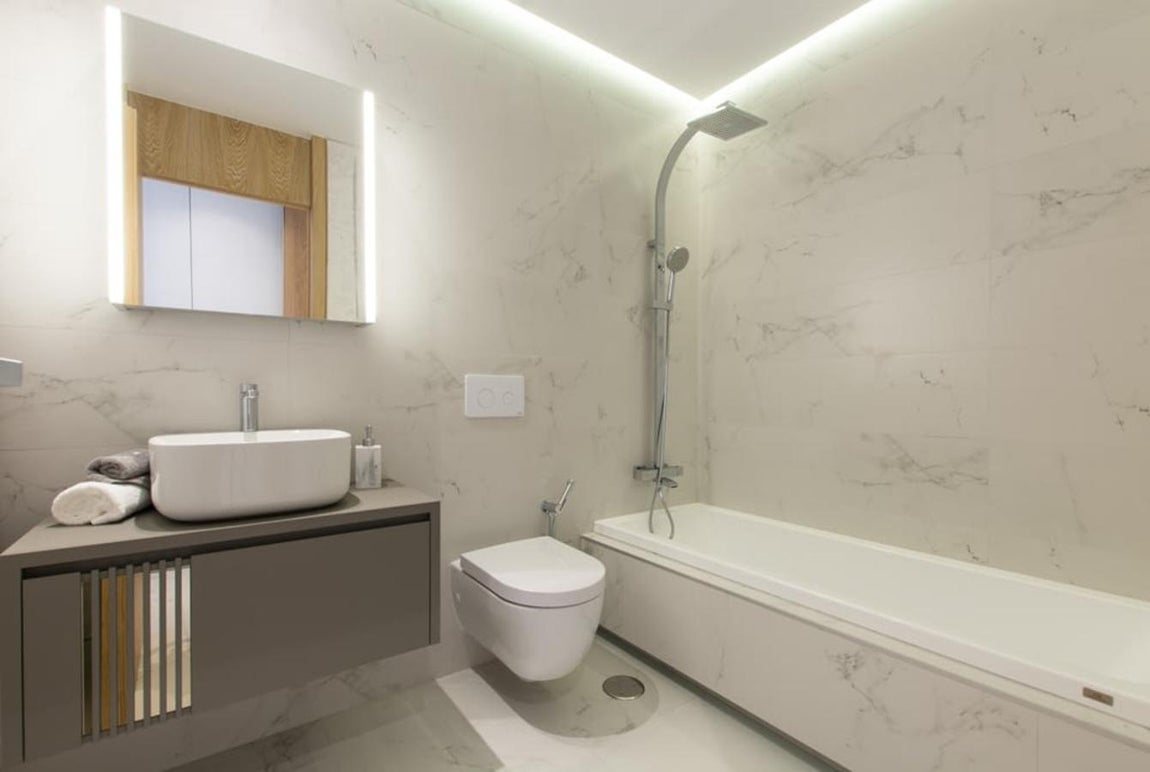 El ático de lujo de Iker Casillas en La Finca. El principal incluye un baño en suite bastante amplio en donde se ha hecho especial hincapié a la decoración. En total hay 5 baños en el apartamento.