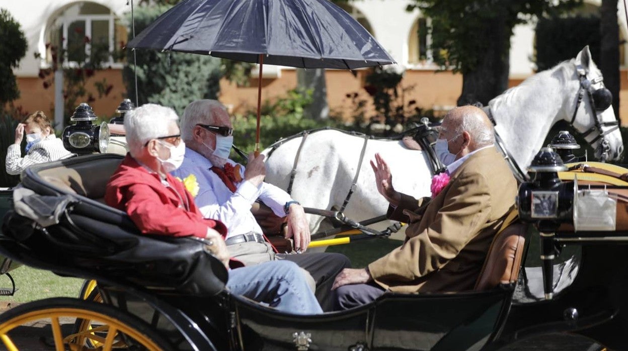 Paseo solidario para alegrar a los mayores de una residencia de Triana