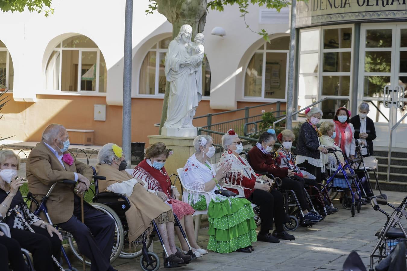 Paseo solidario en coche de caballos de ancianos de una residencia de Triana