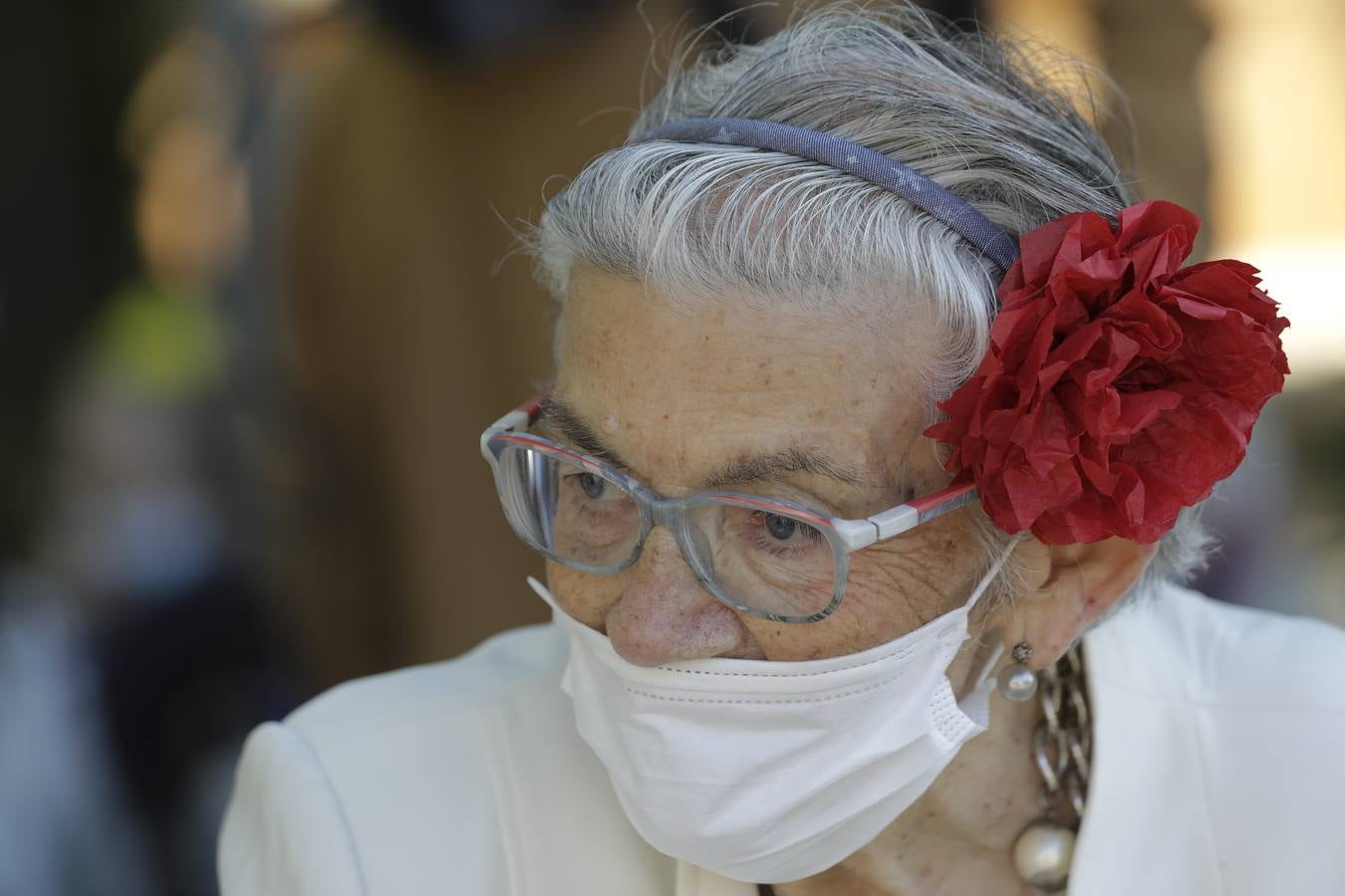 Paseo solidario en coche de caballos de ancianos de una residencia de Triana