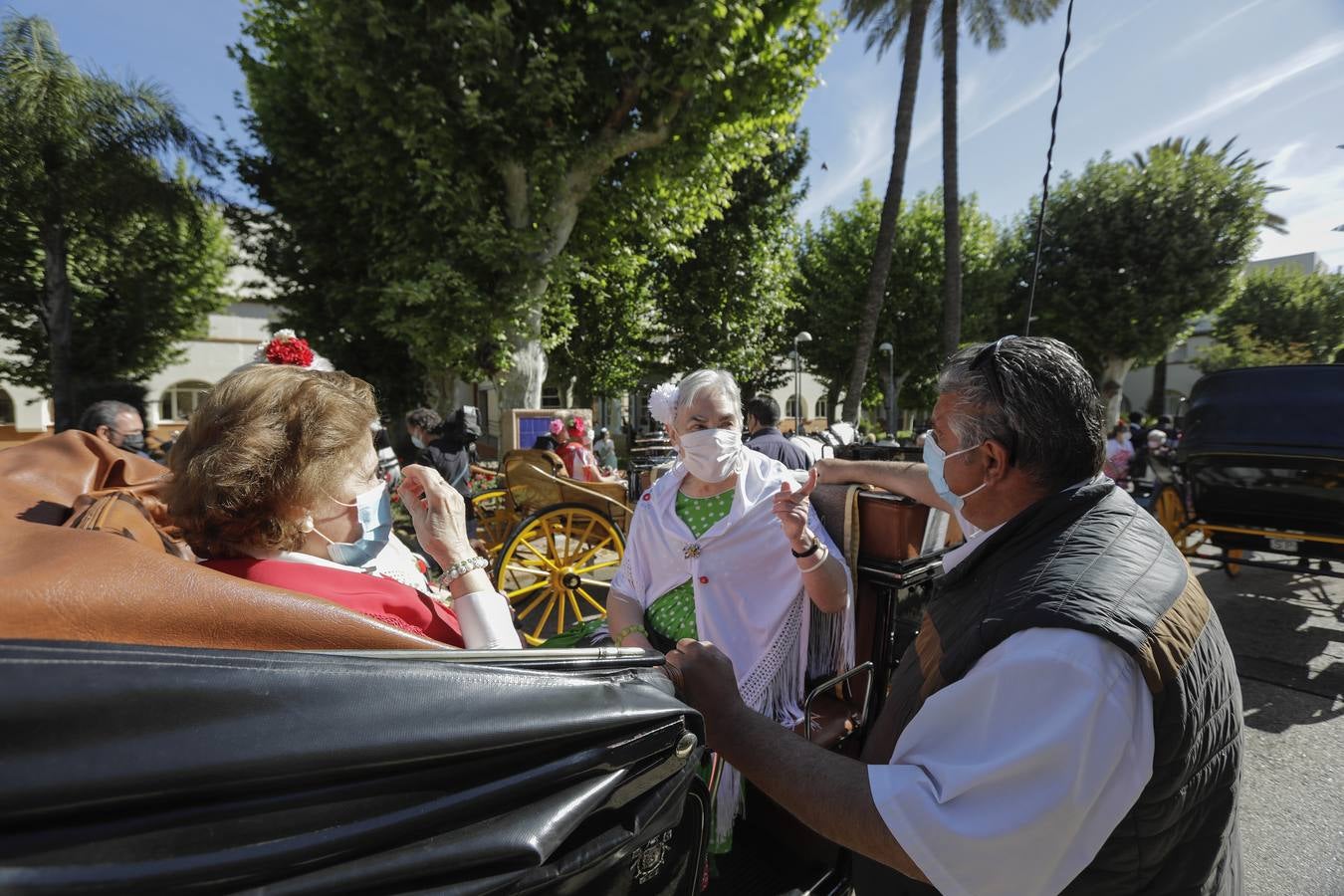 Paseo solidario en coche de caballos de ancianos de una residencia de Triana