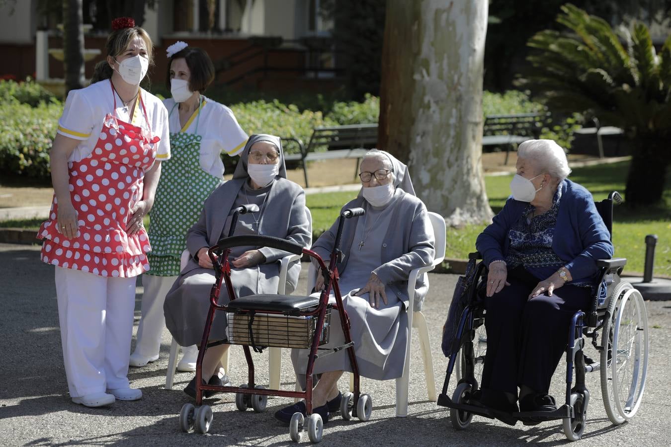 Paseo solidario en coche de caballos de ancianos de una residencia de Triana